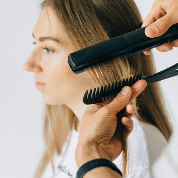 pexels-n-voitkevich-8467969 hair straightner